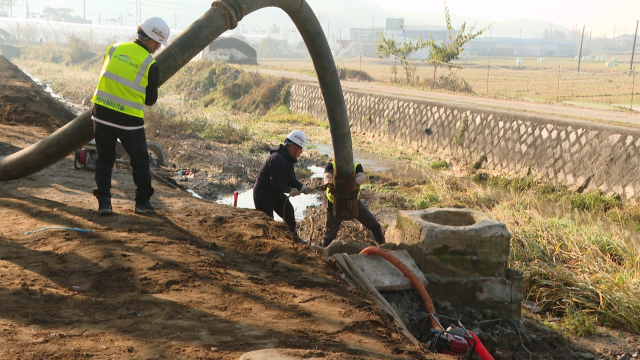 8일 충남 홍성군에서 보령광역상수도 밸브 교체 작업이 진행되고 있다. 사진 홍성군 제공