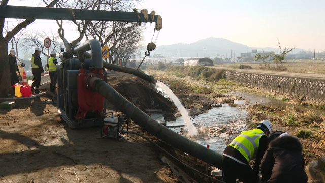 8일 충남 홍성군에서 보령광역상수도 밸브 교체 작업이 진행되고 있다. 사진 홍성군 제공