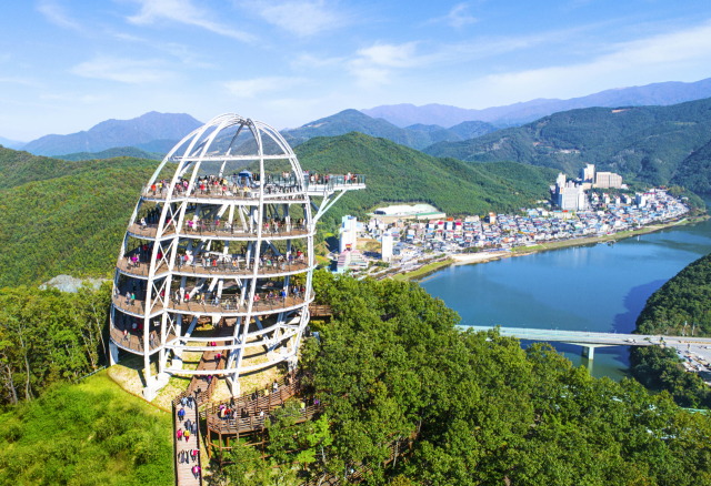 충북 단양군이 전국 단위 만족스러운 여행지로 주목받고 있다. 사진은 하늘에서 바라다 본 단양 시내 전경과 만천하스카이워크 모습.