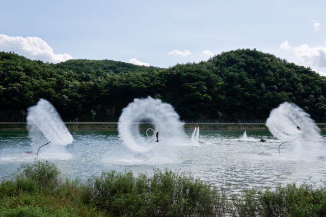 충북 단양군이 전국 단위 만족스러운 여행지로 주목받고 있다. 사진은 단양강에 펼쳐지고 있는 수상레포츠 모습.