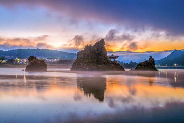 충북 단양군이 전국 단위 만족스러운 여행지로 주목받고 있다. 사진은 단양팔경 중 2경인 도담삼봉의 물안개에 어울어진 아름다운 모습.