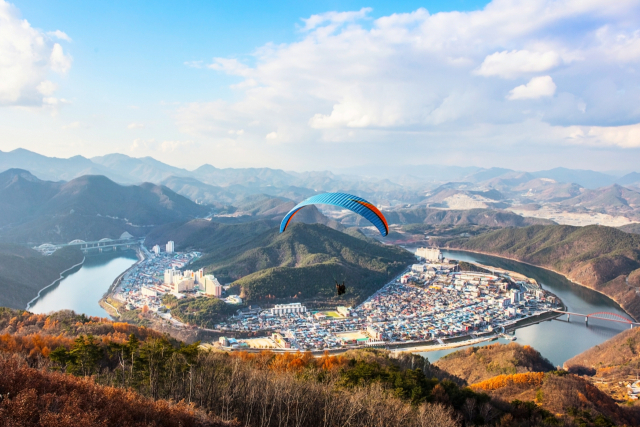 충북 단양군이 전국 단위 만족스러운 여행지로 주목받고 있다. 사진은 양방산에서 바라다 본 아름다운 단양 시내 모습.