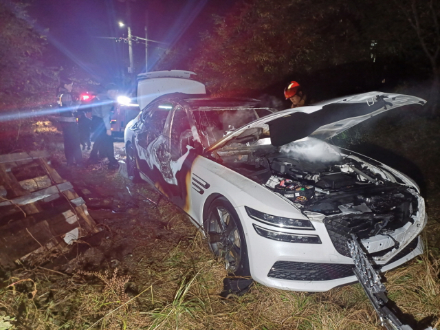 충남 서산에서 A 씨가 불태운 차량. 사진 서산소방서 제공