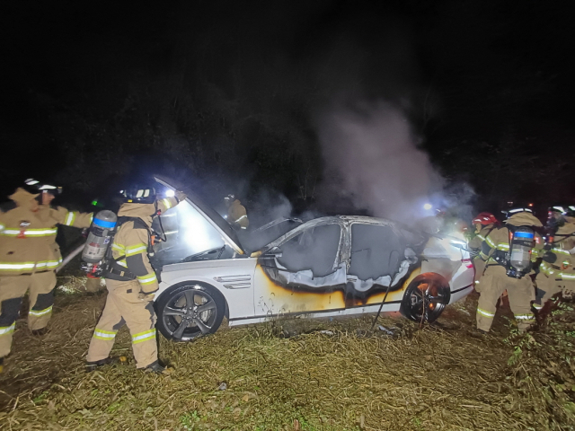 충남 서산에서 A 씨가 불태운 차량. 사진 서산소방서 제공