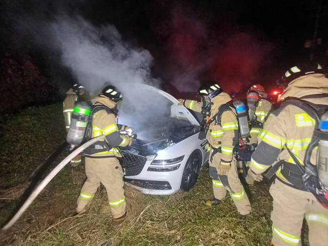 충남 서산에서 A 씨가 불태운 차량. 사진 서산소방서 제공