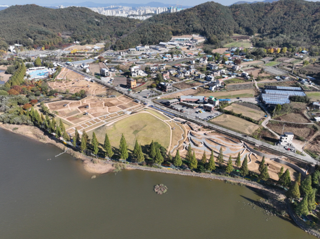 아산시는 신정호 지방정원 공사를 준공하고 지방정원 등록을 위한 안전시설 보완을 거쳐 2025년 1월 임시 개방할 계획이다. 아산시 제공