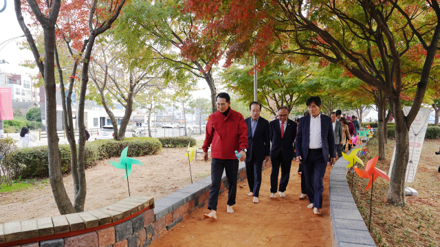 중앙호수공원 일원에 조성된 맨발 걷기 황톳길. 서산시 제공