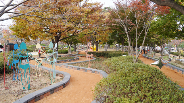중앙호수공원 일원에 조성된 맨발 걷기 황톳길. 서산시 제공