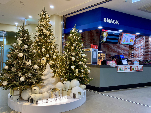 결초보은 문화누리관 북극곰 마을 콘셉트의 트리 및 장식은 포근하고 낭만적인 분위기를 선사하며 군민들의 마음을 사로잡고 있다.(사진/보은군 제공)