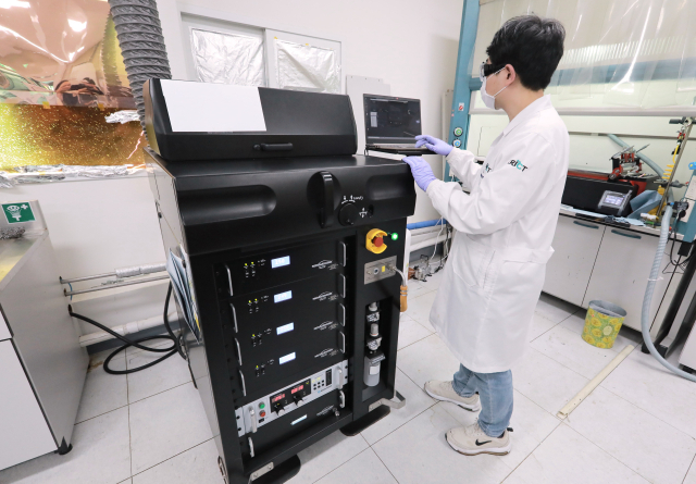 페로브스카이트 열처리 공정을 단축시키기 위한 광소결 공정 실험중 (박건영 연구원). 한국화학연구원 제공