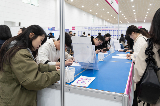 세종시와 세종일자리경제진흥원이 12일 정부세종컨벤션센터에서 개최한 ‘2024 세종청년취업박람회’에 참여한 청년들의 모습. 사진=세종시 제공