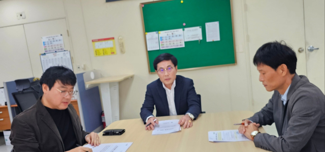 충주시 안정행정국(국장 김남현)은 13일 고향사랑기부제'기부앤테이크' 이벤트 실시와 겨울철 자연재단대비 재난상황 대응, 2분기 자동차세 부과 징수 등 주요업무를 설명하고 있다.사진=충청투데이