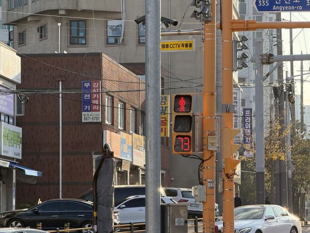 서산경찰서 앞 사거리에 적색 잔여시간 표시기가 설치된 모습. 서산시 제공