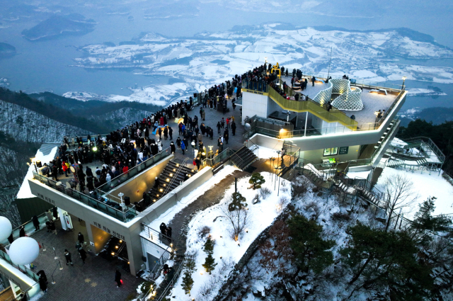 제천시의 생활인구가 6개월 사이 18만여 명이 증가해 대폭 늘어난 것으로 나타났다. 사진은 케이블카 전망대 모습. 제천시 제공