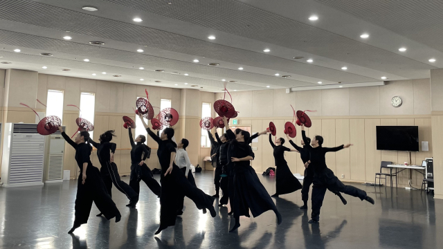 대전시립무용단의 제76회 정기공연 ‘볼레로&봄의 제전’ 중 ‘볼레로’ 연습장면. 사진=신동길 수습기자
