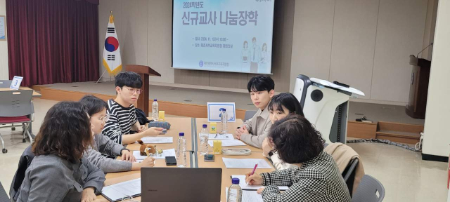 대전서부교육지원청이 13일 대회의실에서 중등 수석교사와 신규교사 23명이 참석한 가운데 신규교사 수업나눔장학을 실시했다. 대전서부교육지원청 제공