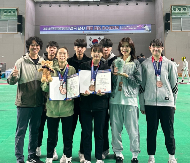 대전동부교육지원청은 관내 펜싱 학생 선수들이 ‘제21회 한국중고펜싱연맹 전국남녀종별펜싱선수권대회’에서 사브르, 플뢰레 전종목에서 메달 획득에 성공했다고 13일 밝혔다. 대전시교육청 제공