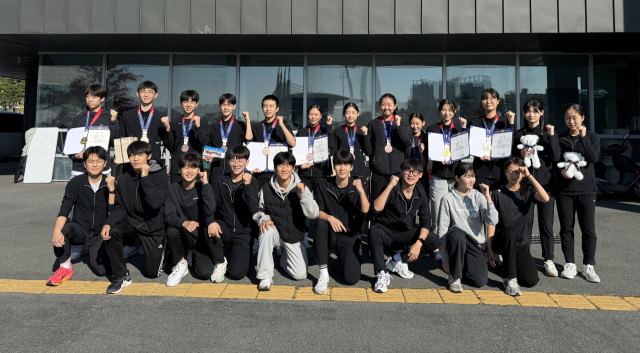 대전동부교육지원청은 관내 펜싱 학생 선수들이 ‘제21회 한국중고펜싱연맹 전국남녀종별펜싱선수권대회’에서 사브르, 플뢰레 전종목에서 메달 획득에 성공했다고 13일 밝혔다. 대전시교육청 제공