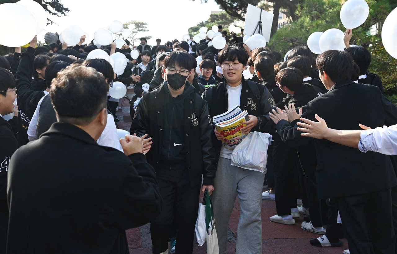 2025학년도 대학수학능력시험을 하루 앞둔 13일 대전 중구 목동 대성고등학교에서 학생들이 수능을 보는 수험생들에게 열띤 응원을 하고 있다. 김주형 기자 kjh2667_@cctoday.co.kr