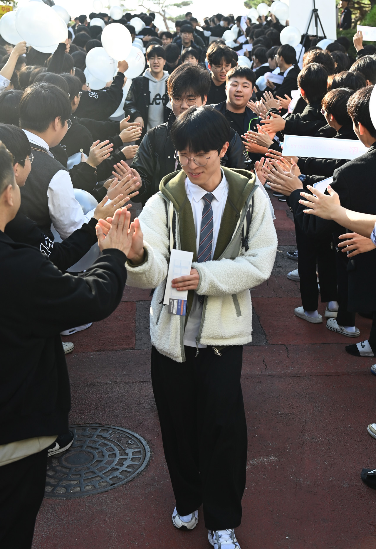 2025학년도 대학수학능력시험을 하루 앞둔 13일 대전 중구 목동 대성고등학교에서 학생들이 수능을 보는 수험생들에게 열띤 응원을 하고 있다. 김주형 기자 kjh2667_@cctoday.co.kr