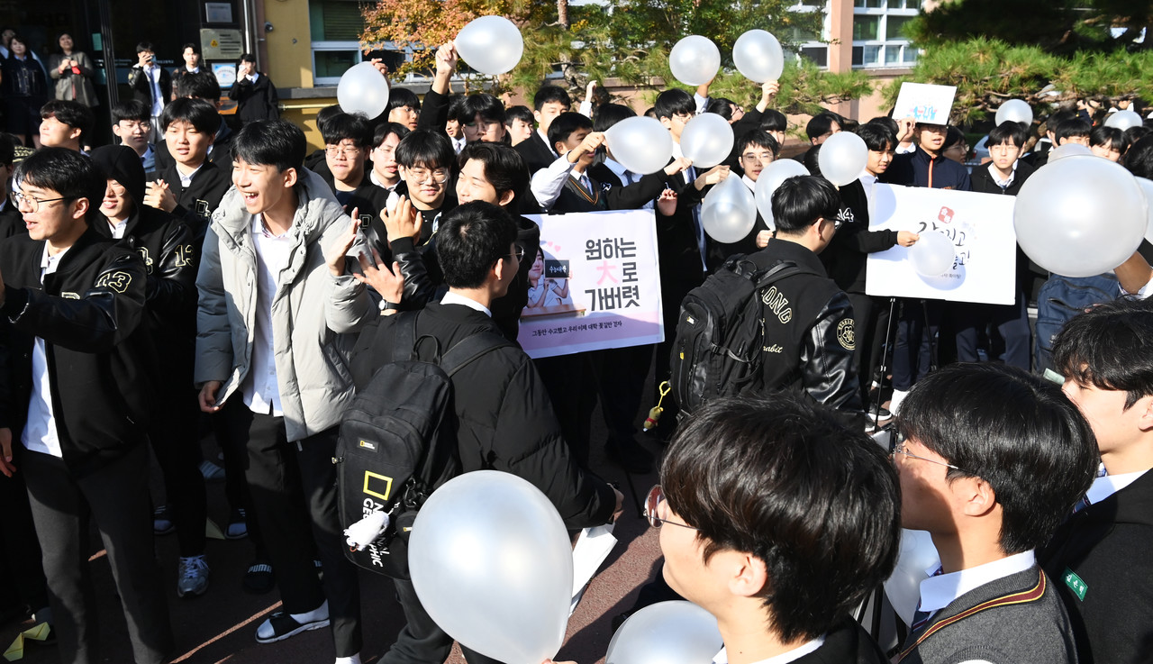 2025학년도 대학수학능력시험을 하루 앞둔 13일 대전 중구 목동 대성고등학교에서 학생들이 수능을 보는 수험생들에게 열띤 응원을 하고 있다. 김주형 기자 kjh2667_@cctoday.co.kr