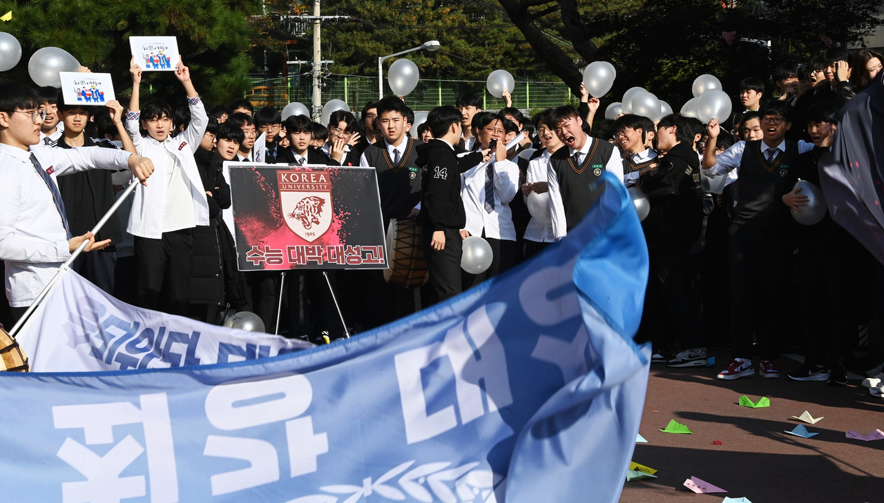 2025학년도 대학수학능력시험을 하루 앞둔 13일 대전 중구 목동 대성고등학교에서 학생들이 수능을 보는 수험생들에게 열띤 응원을 하고 있다. 김주형 기자 kjh2667_@cctoday.co.kr