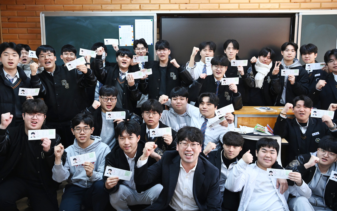 2025학년도 대학수학능력시험을 하루 앞둔 13일 대전 중구 목동 대성고등학교에서 고3 수험생들이 수험표를 받고 수능 화이팅을 외치고 있다. 김주형 기자 kjh2667_@cctoday.co.kr