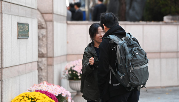 2025학년도 대학수학능력시험일인 14일 대전시교육청 제27지구 제11시험장이 마련된 대전 서구 만년고등학교에서 수험생이 응원을 받으며 입실 하고 있다. 김주형 기자 kjh2667_@cctoday.co.kr