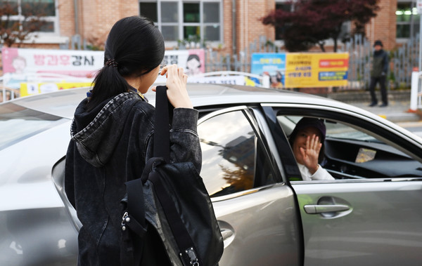 2025학년도 대학수학능력시험일인 14일 대전시교육청 제27지구 제11시험장이 마련된 대전 서구 만년고등학교에서 수험생이 응원을 받으며 입실 하고 있다. 김주형 기자 kjh2667_@cctoday.co.k