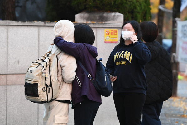 2025학년도 대학수학능력시험일인 14일 대전시교육청 제27지구 제11시험장이 마련된 대전 서구 만년고등학교에서 수험생이 응원을 받으며 입실 하고 있다. 김주형 기자 kjh2667_@cctoday.co.k