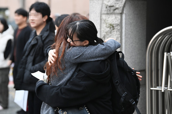 2025학년도 대학수학능력시험일인 14일 대전시교육청 제27지구 제11시험장이 마련된 대전 서구 만년고등학교에서 수험생이 응원을 받으며 입실 하고 있다. 김주형 기자 kjh2667_@cctoday.co.k