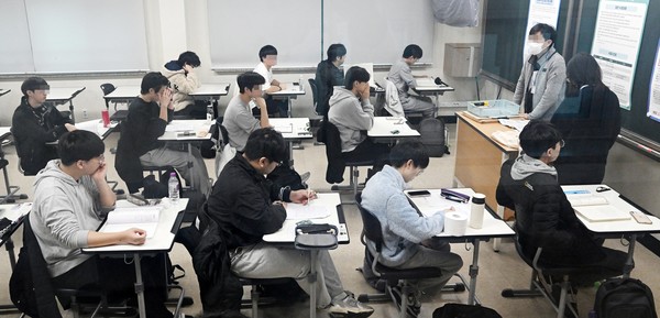 2025학년도 대학수학능력시험일인 14일 대전시교육청 제27지구 제11시험장이 마련된 대전 서구 만년고등학교에서 수험생들이 시험 시작을 기다리고 있다. (사진공동취재단)