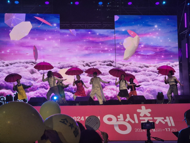 지난 0시축제에서도 창작 가족 뮤지컬 ‘우산’공연이 펼쳐졌다. 아우라오페라단 제공