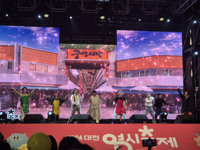 지난 0시축제에서도 창작 가족 뮤지컬 ‘우산’공연이 펼쳐졌다. 아우라오페라단 제공