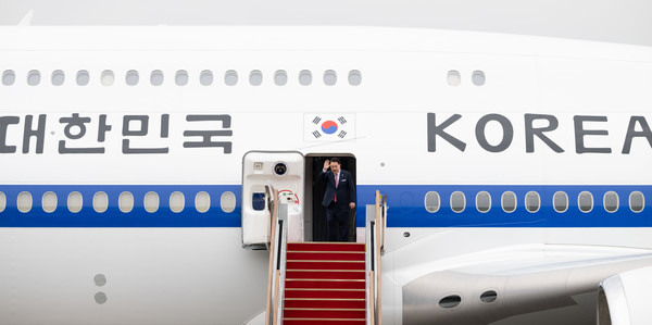 윤석열 대통령이 14일 성남 서울공항에서 31차 아시아태평양경제협력체(APEC) 및 19차 주요 20개국(G20) 정상회의 참석을 위해 출국하며 전용기인 공군 1호기에 올라 인사하고 있다. 2024.11.14 [대통령실 제공. 재판매 및 DB 금지]