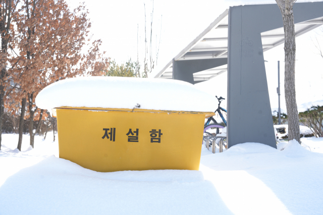 충남 내포신도시의 한 제설함 위로 눈이 가득 쌓여 있다. 김중곤 기자