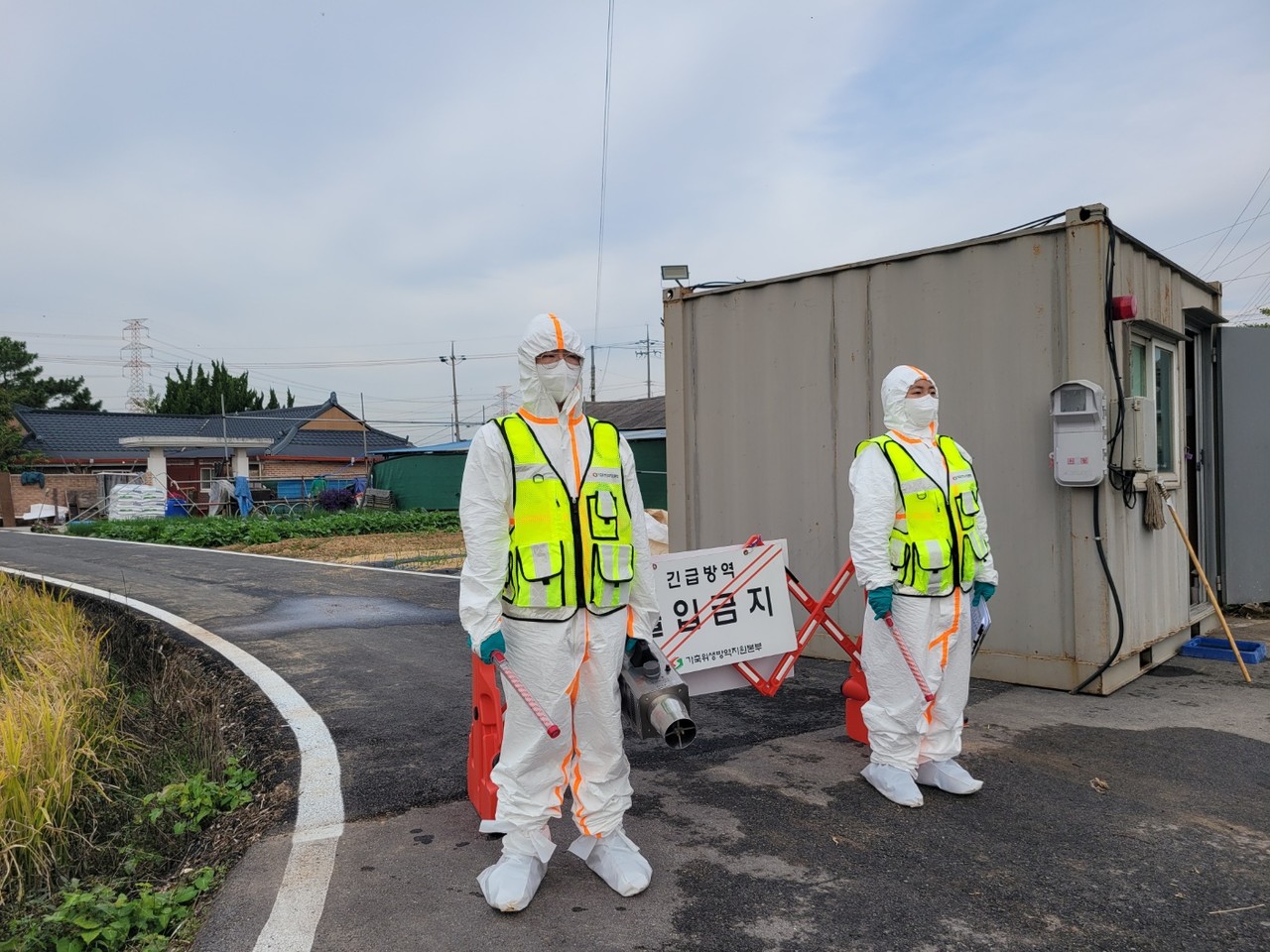 지난 25일 럼피스킨이 발생한 충남 당진의 한 축산농가 앞에서 충남도 초동방역팀이 농장 출입구를 통제하고 있다. 충남도 제공.