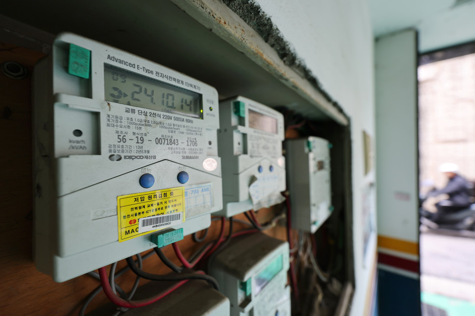 시내 주택가에 설치된 전력량계. 2024.10.23