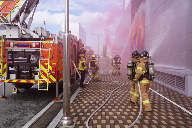  충북도소방본부와 진천소방서는 지난 15일 CJ블로썸캠퍼스에서 능동적·실전형 복합재난 대응력 강화를 위한‘2024년 긴급구조 종합훈련’을 펼쳤다.