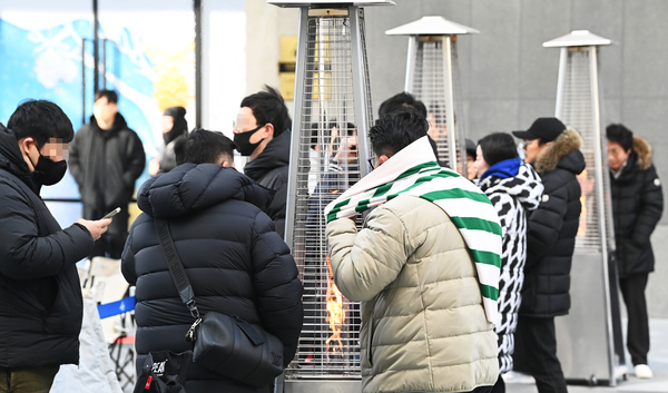 ▲ 전국 곳곳에 한파주의보가 내려진 18일 대전 서구 둔산동 일원에서 시민들이 난로 앞에서 몸을 녹이고 있다. 김주형 기자 kjh2667_@cctoday.co.kr