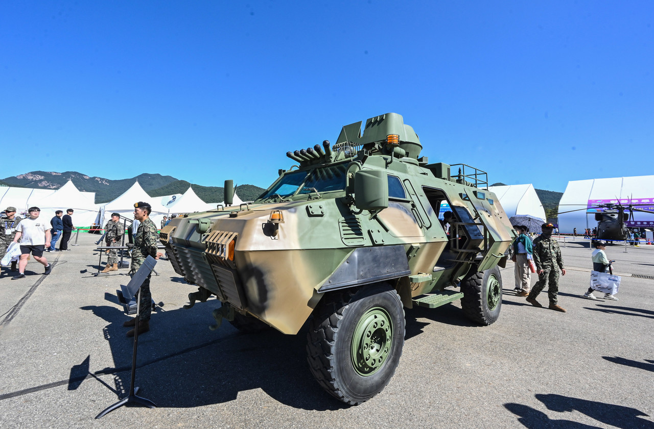 지난달 4일 충남 계룡시 계룡대 활주로에서 열린 지상군페스티벌 행사장에 국토방위 임무 완수 장비 퇴역식을 실시한 바라쿠다 차륜형 장갑차가 전시되어 있다. 2024.10.4 [육군 제공. 재판매 및 DB 금지] 