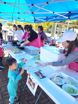 충남다문화가정협회 계룡시지회는 지난 10월 26일 계룡예술의전당 앞마당에서 계룡시어린이집연협회 민간분과 부모참여행사에 ‘세계여러나라 음식문화체험’ 부스를 운영하며 함께 참여하였다.