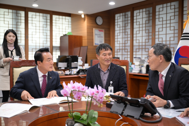 ▲ 백성현 논산시장이 이병호 한국농어촌공사 사장을 만나 2025년 농림축산식품부 신규 사업 선정을 위한 협조를 요청하고 있다.