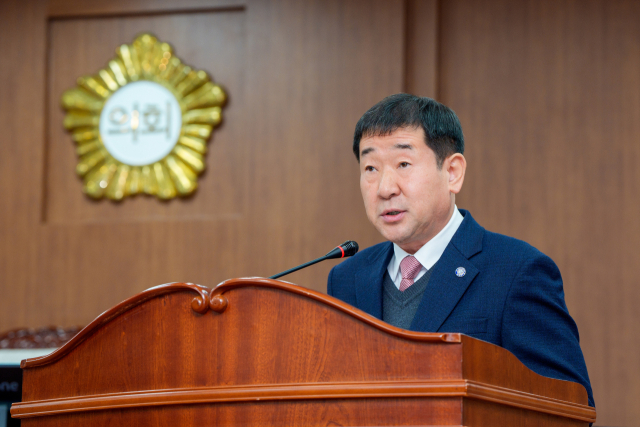 이재영 증평군수가 20일 열린 증평군의회 정례회 시정연설에서 돌봄경제 기반 구축 등 7대 군정방향을 제시하고 있다. 증평군 제공