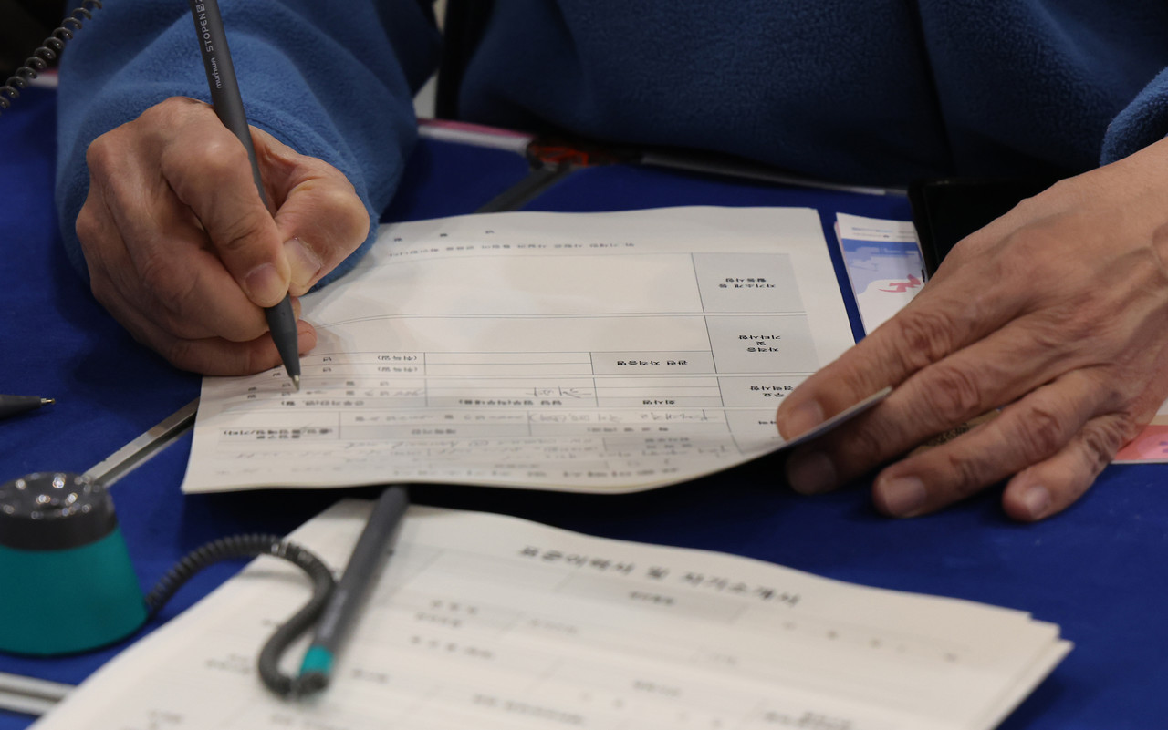 구직자들이 이력서를 작성하고 있다. 사진=연합뉴스.