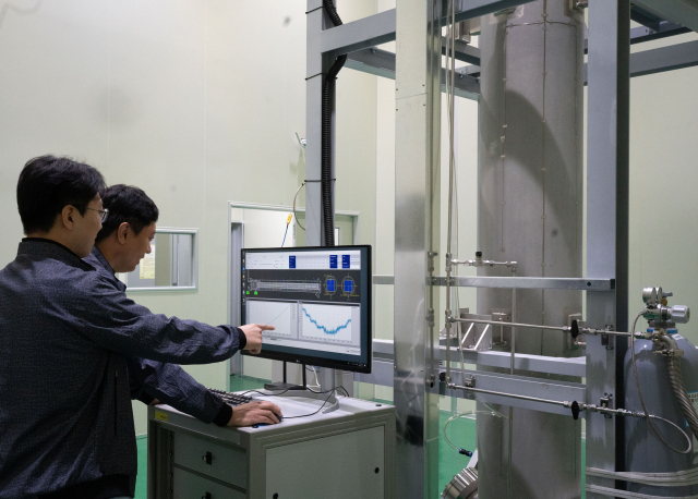 연구진이 사용후핵연료 건식 캐니스터 열시험 장치에서 도출한 온도 데이터를 확인하고 있다. (왼쪽부터 운반저장기술개발실 김도윤 선임연구원, 유승환 책임연구원) 한국원자력연구원 제공