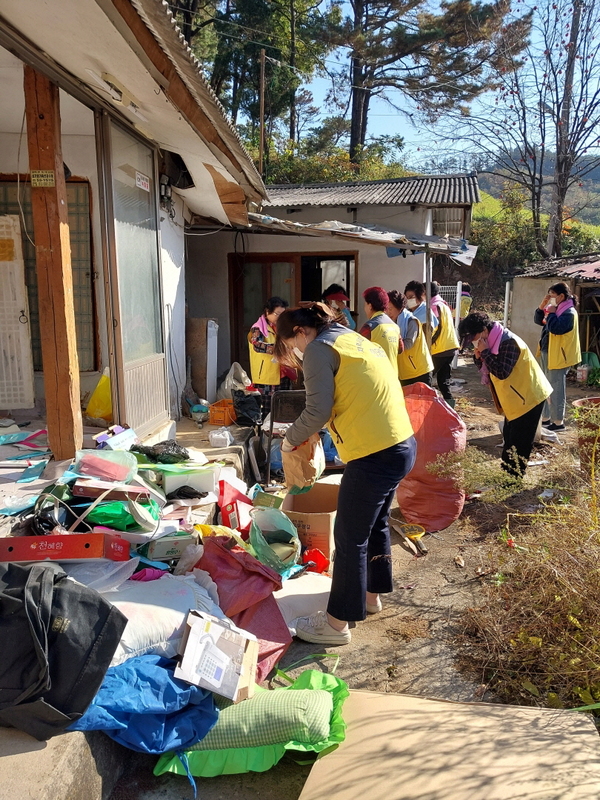 ▲ 지역사회보장협의체 회원들의 봉사 모습. 사진=이명화 명예기자