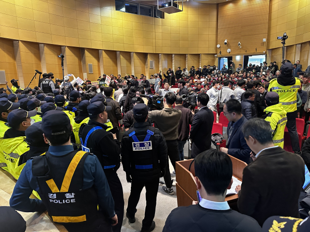 22일 환경부 주최로 열린 금강권역 하천유역수자원관리계획 공청회에서 지천댐 건설을 반대하는 주민들과 경찰간 마찰이 빚어졌다. 사진=서유빈 기자