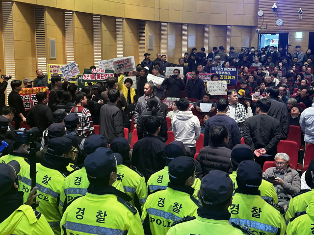 22일 환경부 주최로 열린 금강권역 하천유역수자원관리계획 공청회에서 지천댐 건설을 반대하는 주민들이 구호를 외치며 항의하고 있다. 사진=서유빈 기자