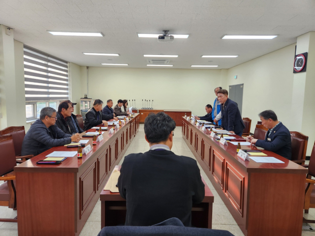 21일 충남수산자원연구소에서 충남 보령·홍성, 전북 군산·부안, 전남 영광 유류피해민이 유류피해기금 정상화를 위한 대책 회의를 개최했다. 사진=김지현 기자